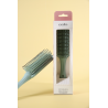 La brosse coupe homme et cheveux bouclés