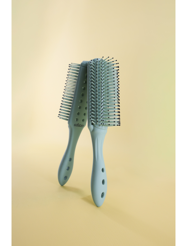 La brosse coupe homme et cheveux bouclés
