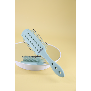 La brosse coupe homme et cheveux bouclés