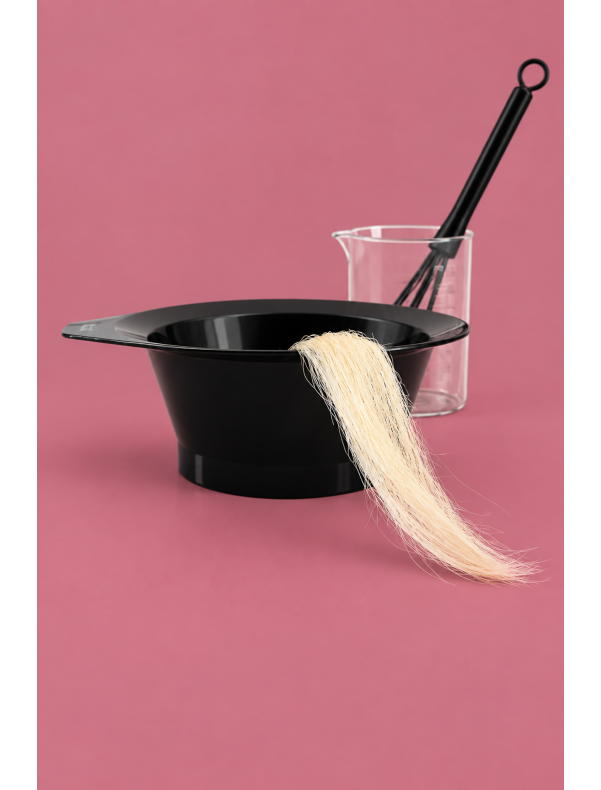 THE LIGHT BLONDE